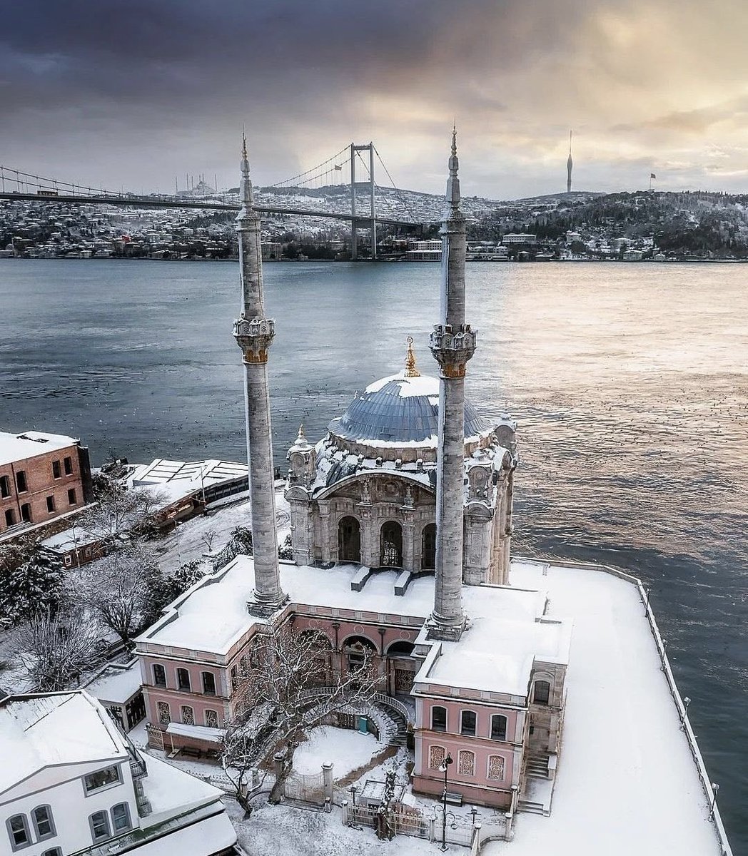 ŞÖYLE BİR MANZARA

#İstanbul'u SİMGELEYEN CAMİİLERDİR.

<a href="/camiistan/">İstanbul Camileri</a>
