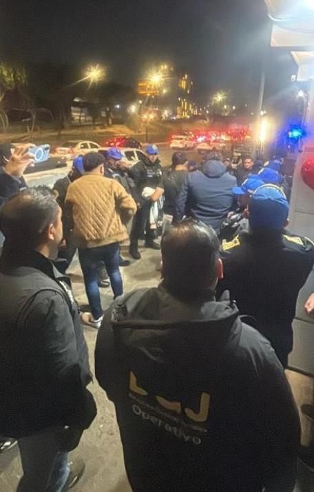 La Policía Auxiliar, en coordinación con la Dirección General Jurídica, realizó un operativo para poner alto a una fiesta clandestina en la que había jóvenes, y alteraba el orden y la tranquilidad de nuestras vecinas y vecinos. 
Actuamos con responsabilidad y conforme a la ley,