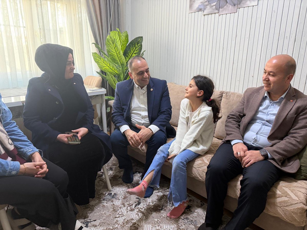 AK Parti İstanbul İl Başkanlığı Sosyal Politikalar Birimi olarak, İstanbul Milletvekilimiz Sayın Süleyman Soylu ile birlikte Gaziosmanpaşa ilçemizde yer alan hanelerdeki komşularımıza ziyaretler gerçekleştirerek hemşehrilerimizin gönüllerine misafir olduk.