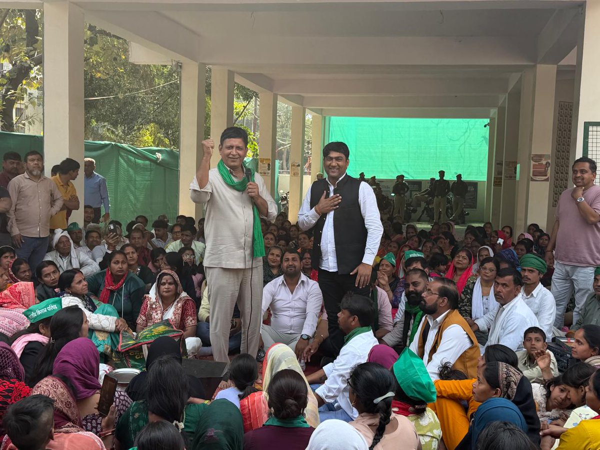 Durgesh86981796's tweet photo. @pahalvansukhbir एक खलीफा खड़ा है मैदान में लोगो के दर्द से नोएडा पुश्ता पार कॉलोनी के लाखों लोगों के लिए यह जनांदोलन निश्चित सुखबीर खलीफा जी को गिरने नहीं देगा लोग अपना हक़ ले कर रहेगे खलीफा साथ है तो क्या बात है दर्द से आधी में तूफान है खलीफा सबके लिए है सबके साथ है।। https://t.co/qtIq6QZ6wb