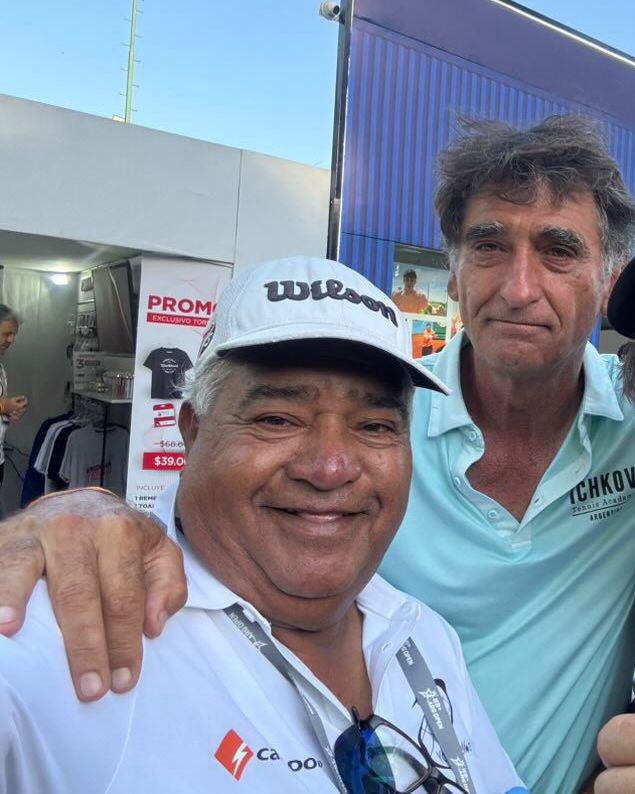 Este señor fue tal vez el primer Encordadors profesional en la gira latinoamericana.

Una persona que siempre cumplía gran trabajador y sobre todo gran integridad el popular <a href="/yogurtennis/">Exequiel Alberto Carvajal Vera yogurtdemora.cl</a> 
Se hizo muy conocido en viña del mar 🇨🇱 Encordándole las raquetas a Victor Pecci, un gran