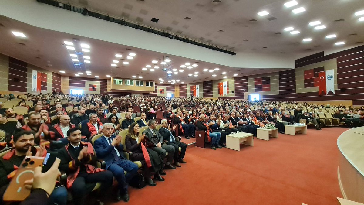 📍 Karamanoğlu Mehmetbey Üniversitesi
"Akademik Performans ve Cübbe Giyme" töreninde değerli Hocalarımızı tebrik ediyor, Üniversite çalışmalarında başarılar diliyoruz