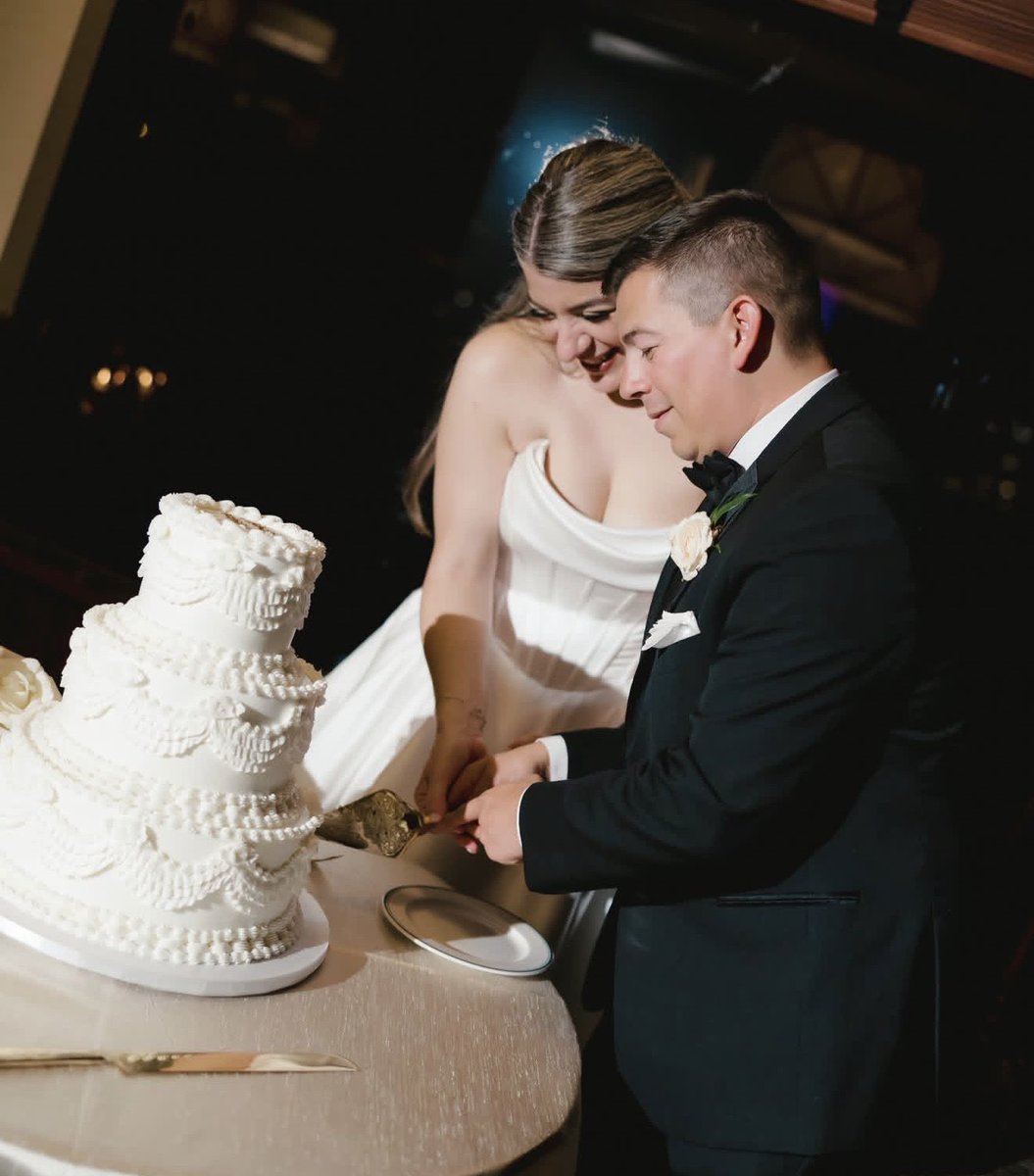 Our kind of #MondayMotivation. 🤍🖤

📸 @cielocinematic 

#EddasCakes #WeddingCake