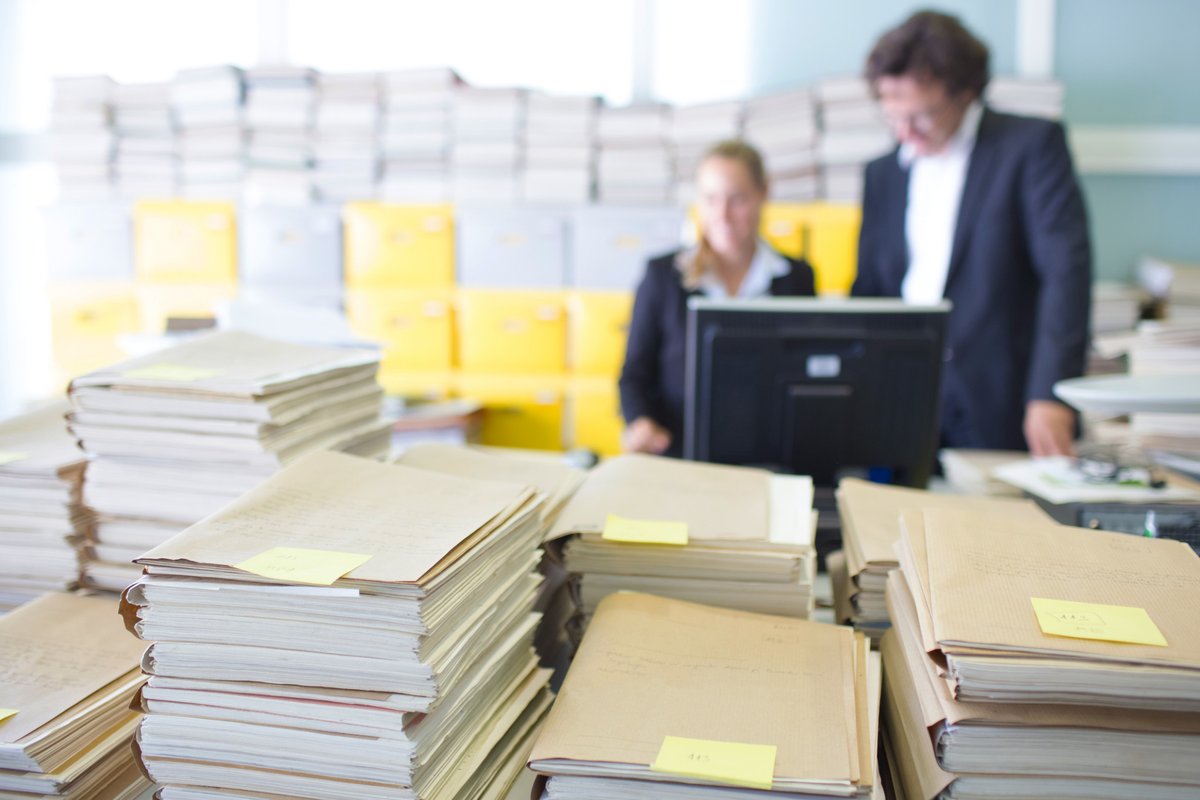 SoSShredding's tweet image. Skip the hassle and the risk. Our mobile shredding trucks destroy documents on-site, so nothing sensitive leaves your sight. #OnSiteShredding #ConvenientSecurity #ShredSmart