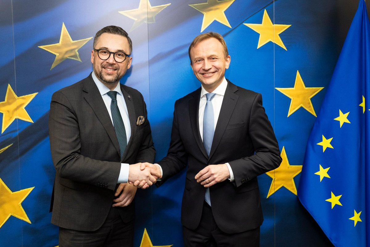 Piotr_Serafin's tweet photo. Dobra rozmowa z Ministrem Nauki i Szkolnictwa Wyższego @MarcinKulasek o potrzebach polskich uczelni i polskich naukowców. Budżet Unii wspiera i bedzie wspieraċ badania naukowe i innowacje. https://t.co/gjBU5ekgib