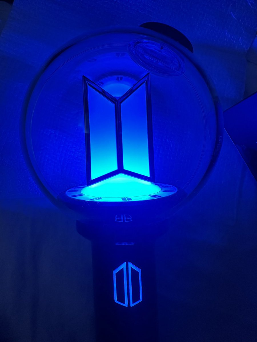 AllieHicks's tweet photo. My @bts_bighit light stick arrived today and it’s amazing!! Roll on the 6th July!!#BTS #BTS_Official_Lightstick_Ver4 https://t.co/kiGj7qm9k9