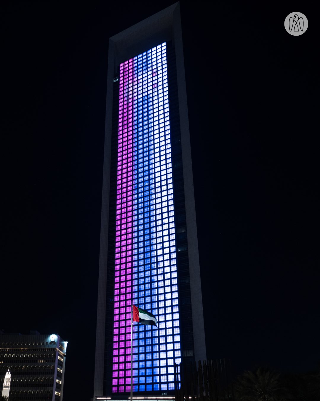 مبنى أدنوك في أبوظبي يضيء بألوان علم جمهورية صربيا احتفاءً باليوم الوطني لجمهورية صربيا #صحيفة_الخليج 