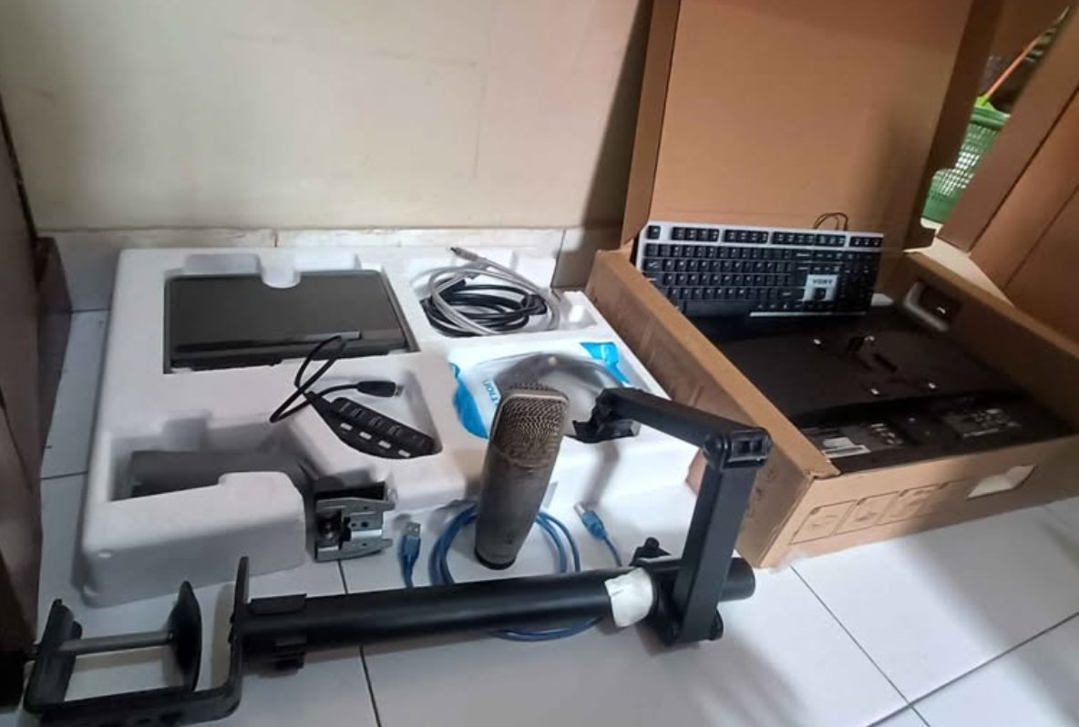 Due to my unexpected news, I'm selling all my stuff. It includes Monitor, + 2 Stand, Microphone Mic USB, Keyboard &amp; Port USB, Ukulele, A set of table and chair. Yang berminat bisa pc.
#urgent #emergency