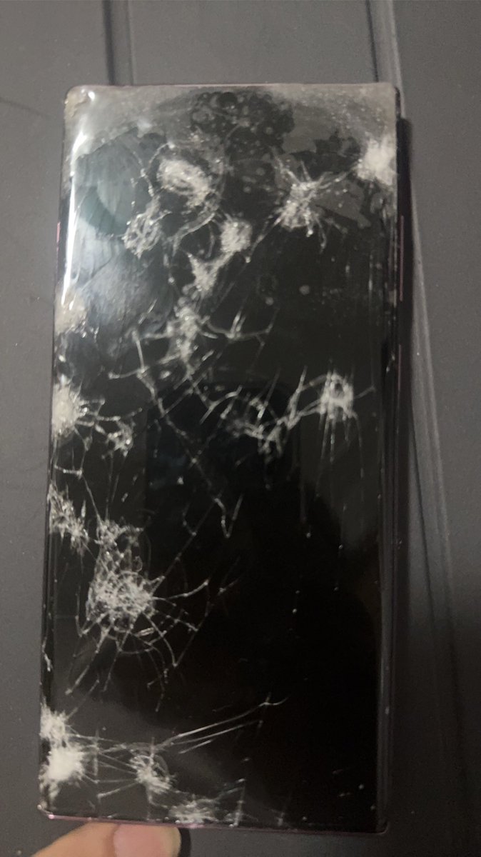 Hal_YZF97's tweet photo. 新年早々
去年は牡蠣に当選
今年はスマホを叩き割りました

バイクに乗る人は、スマホホルダーにちゃんとスマホが固定されてるから出発前に確認を

でないと発進直後に落とした上にバスに踏まれます
（基板生きてたから助かった）
#バイク乗りあるある 
#バイク https://t.co/a1pPriwJFS