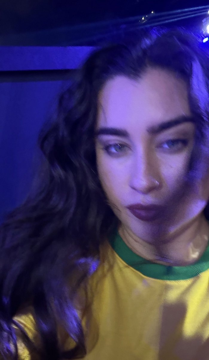 ELA É MUITO LINDA TNC