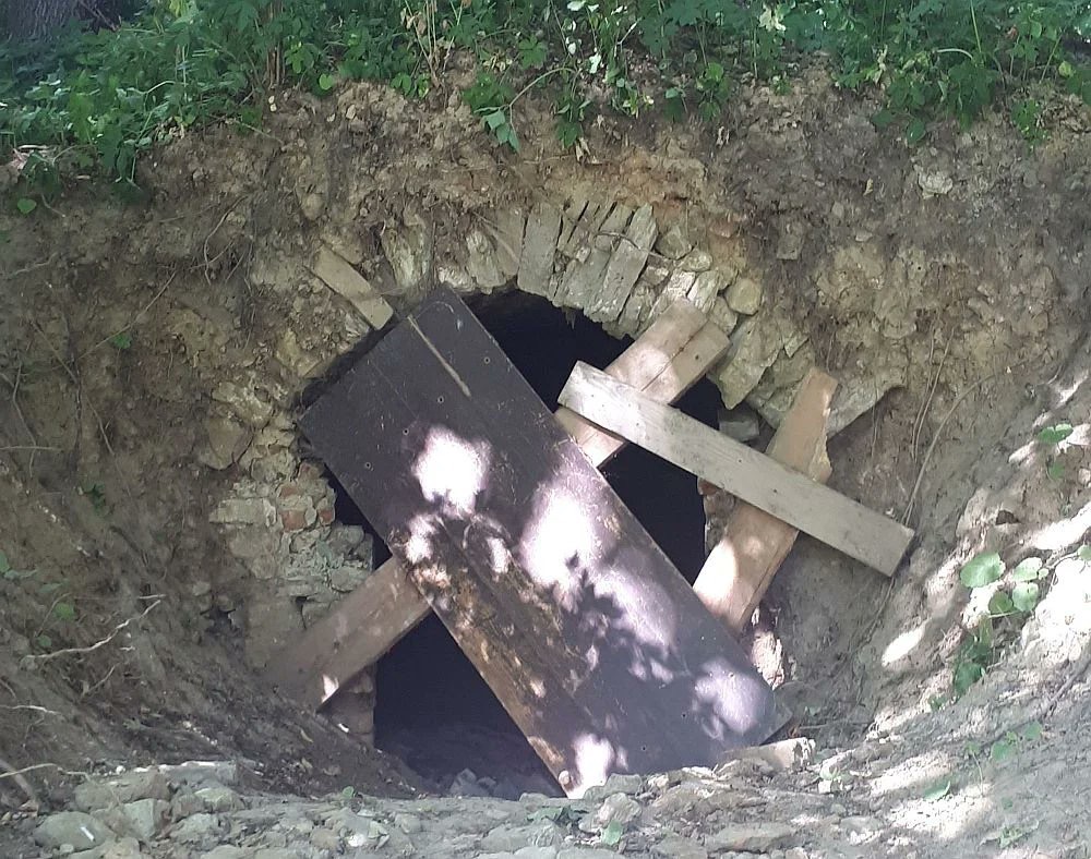 To jedna z moich ulubionych aktywności. Odwiedzanie dawnych zabudowań dworskich, takich które już się nigdy nie dźwigną  z ruiny.  Śledzę nasadzenia, namierzam niecki gdzie ongiś były stawy, rozglądam się za kapliczkami. Czasem w ruinie dworku bądź pałacu da się odszukać fragment