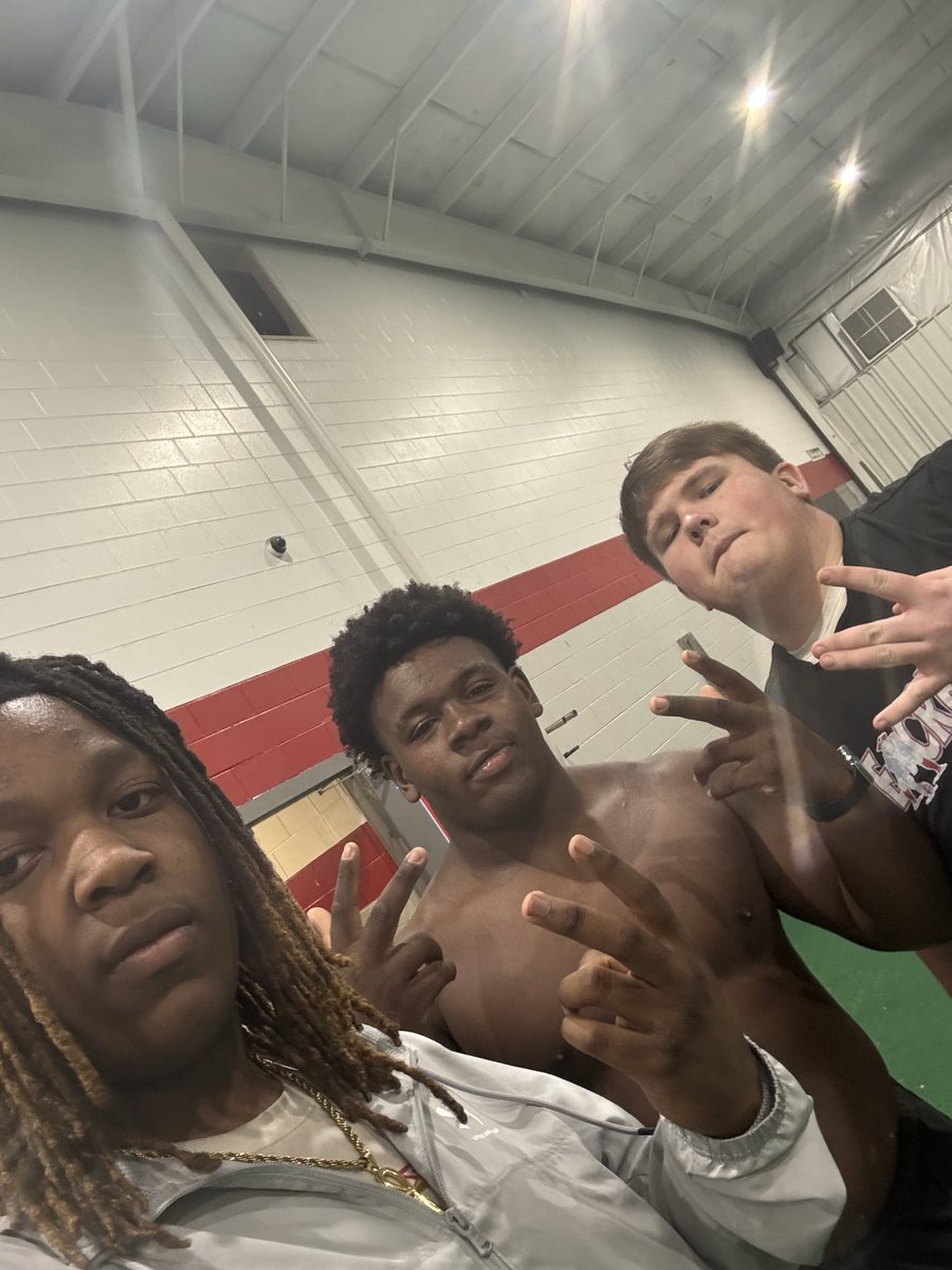 Palmermc2028's tweet photo. working early on a day off from school with my guys @JadenPeterson23 @Robinson_bren75 @HHSPatsFootball @RecruitTheCrest @HallTechSports1 @DexPreps @AL_Recruiting https://t.co/X7GmodjIgN