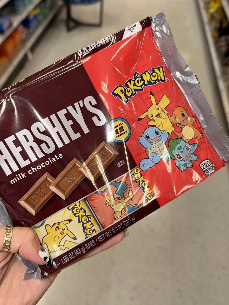 HellOfAPrince's tweet photo. barra de chocolate.-

"Asi es como das un regalo sin que parezca que estás loquito por mi."

-le entrega su presente más modesto- https://t.co/BVjYFPIvfE