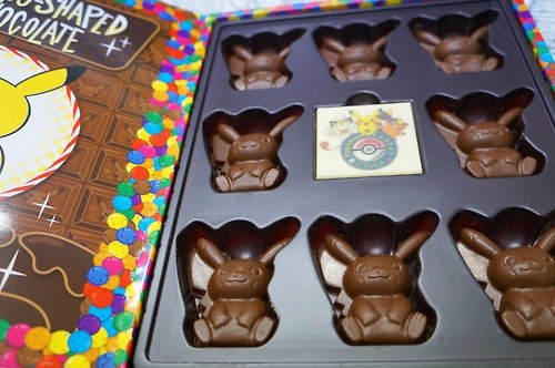 HellOfAPrince's tweet photo. barra de chocolate.-

"Asi es como das un regalo sin que parezca que estás loquito por mi."

-le entrega su presente más modesto- https://t.co/BVjYFPIvfE