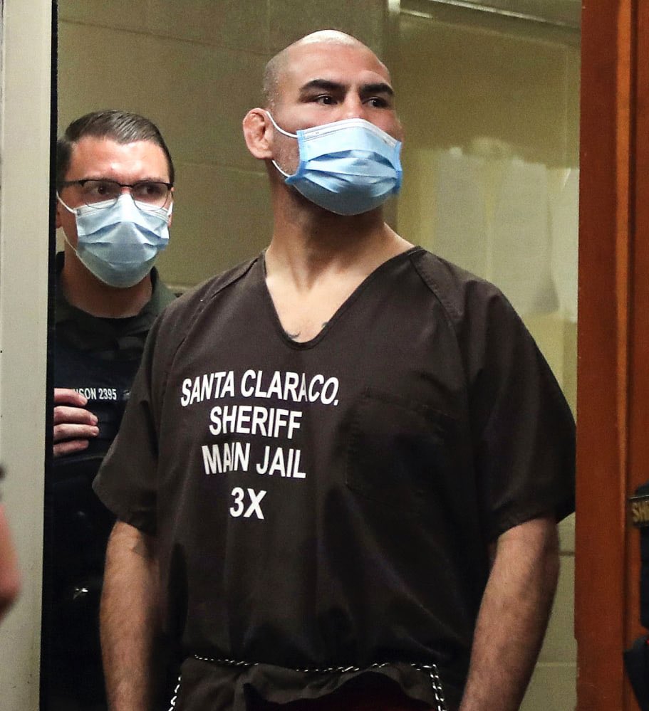 POR FIN ESTÁ LIBRE 

Caín Velásquez: el ex campeón de la UFC fue liberado de prisión después de varios años.

Cumplía una condena por intentar asesinar a un señor que abuso sexualmente de su hijo de 4 años