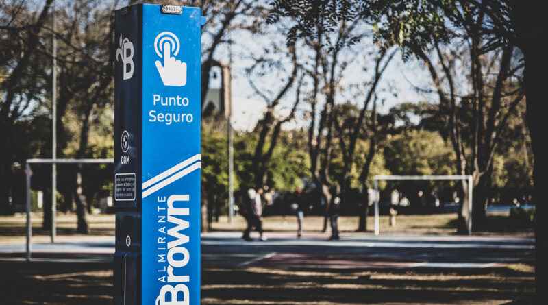 Gracias a un tótem de seguridad en #Glew 🚨📍, asistieron rápidamente a un vecino tras un accidente en moto 🏍️. El sistema permitió activar ayuda inmediata en la plaza Almafuerte, reforzando la prevención en el distrito ⚠️. bitl.to/5fuG #AlteBrown #Seguridad