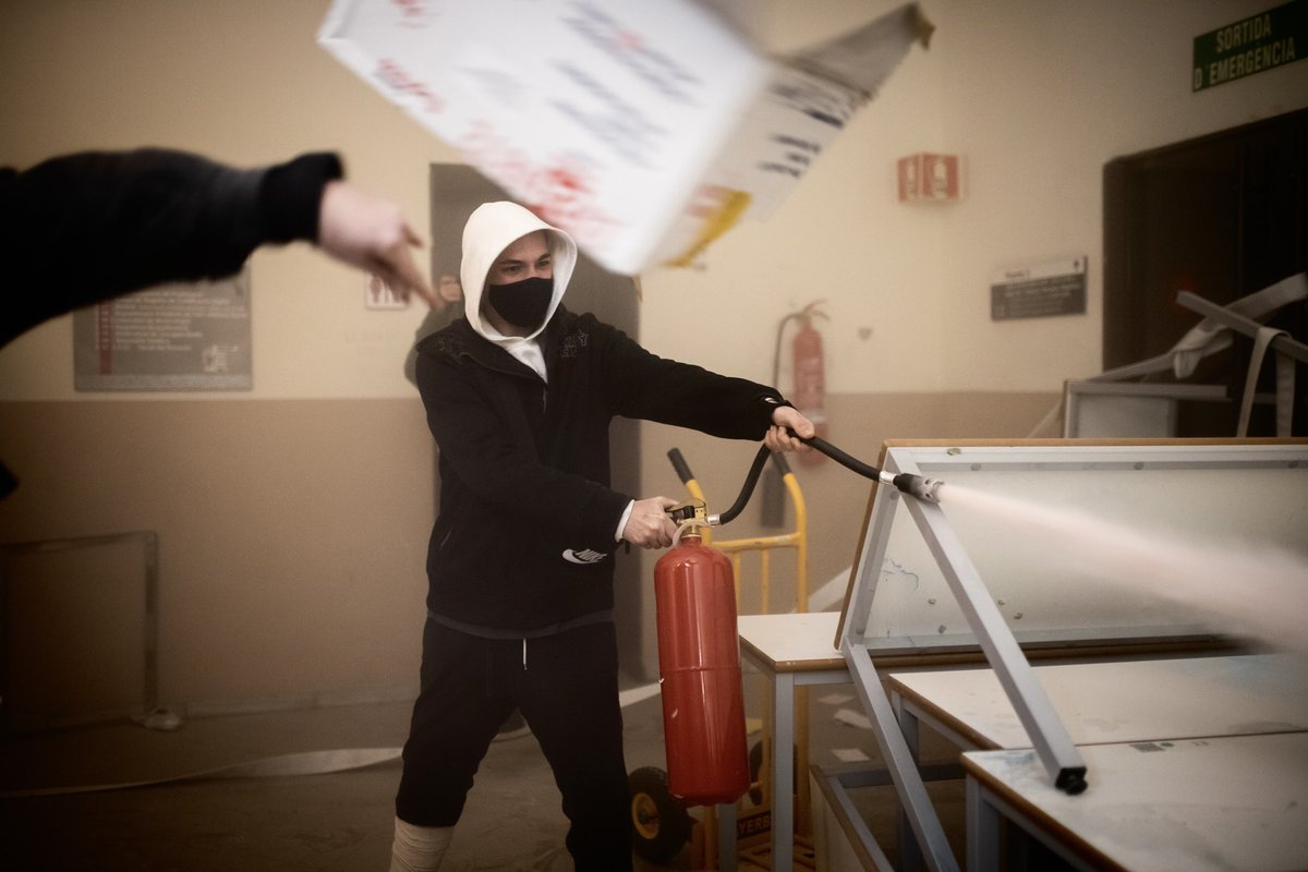 joangalvezfoto's tweet photo. Avui es compleixen cinc anys de l’ingrés a presó de Pablo Hasél, detingut el 16 de febrer de 2021 a la Universitat de Lleida després de negar-se a entrar voluntàriament a presó. https://t.co/V8zCn8Z14r