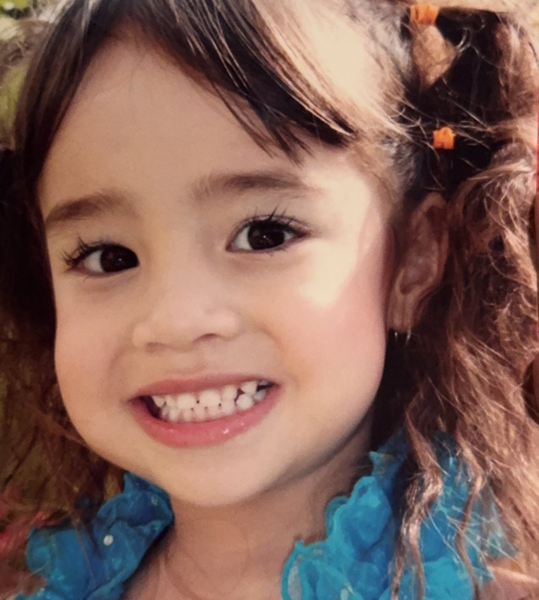 La pequeña ya no tiene 19 tiene 20 🥺🥺

HAPPY ANGELINA DAY
#HappyShining20THWithJayna