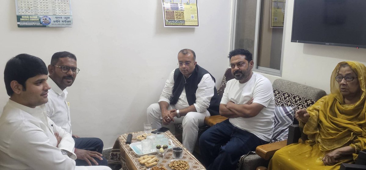 SuriAminul's tweet photo. आज छत्तीसगढ़ प्रदेश कांग्रेस कमेटी अल्पसंख्यक विभाग के कार्यक्रम के पश्चात रायपुर शहर अल्पसंख्यक प्रकोष्ठ के अध्यक्ष श्री  तारीख़ खान जी के निवास पर जाकर उनका कुशलक्षेम जाना।
पिछले दो महीनों से उनके सीधे पैर में फ्रैक्चर होने के कारण वे घर पर ही विश्राम कर रहे हैं। ऐसे समय में संगठन के एक समर्पित साथी से मिलना और उनका हालचाल जानना मेरा कर्तव्य भी है और आत्मीय दायित्व भी।
मैं उनके शीघ्र स्वस्थ होने की कामना करता हूँ। संगठन को उनकी सक्रियता और ऊर्जा की आवश्यकता है, और मुझे पूर्ण विश्वास है कि वे जल्द ही पूरी मजबूती के साथ पुनः कार्य में जुटेंगे।
संगठन की ताक़त हमारे कार्यकर्ताओं की प्रतिबद्धता और आपसी आत्मीयता में ही निहित है।
@ShayarImran 
@INCMinority 
@INCChhattisgarh