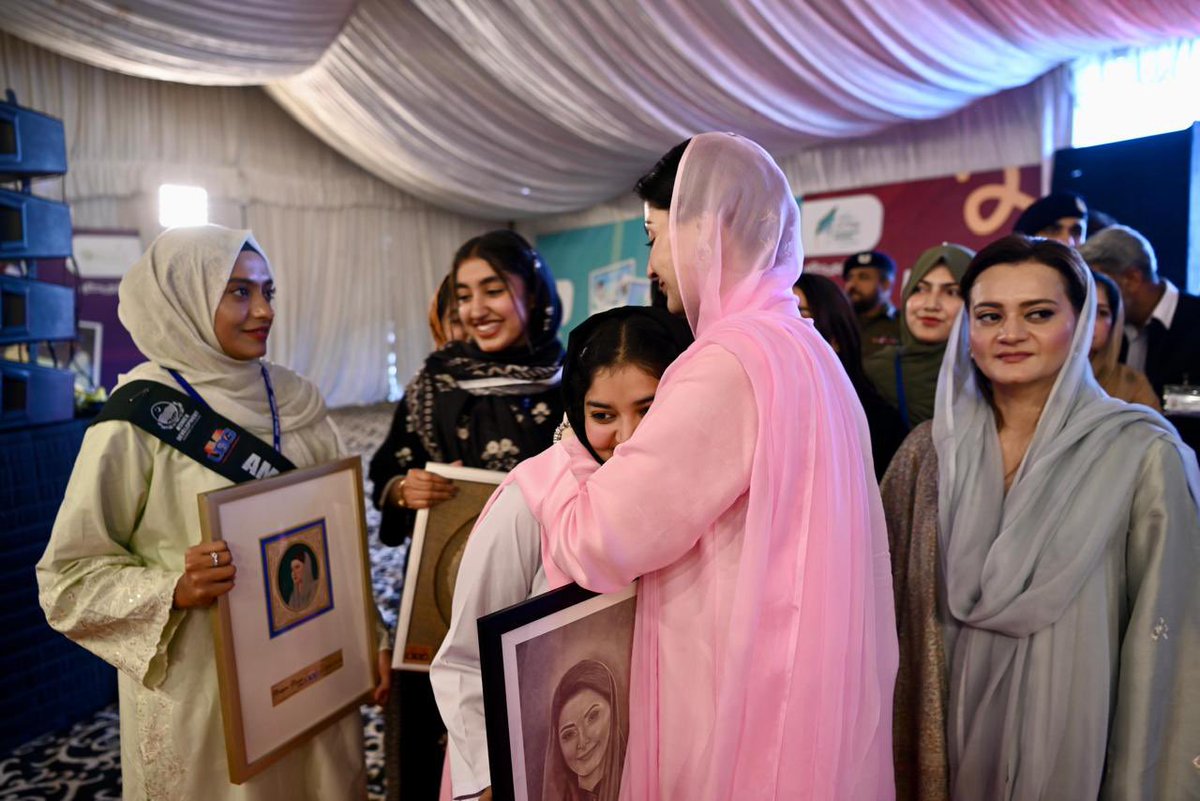 Students presented paintings and sketches to Chief Minister Maryam Nawaz, who expressed her affection and appreciation, and the students also took pictures with her.