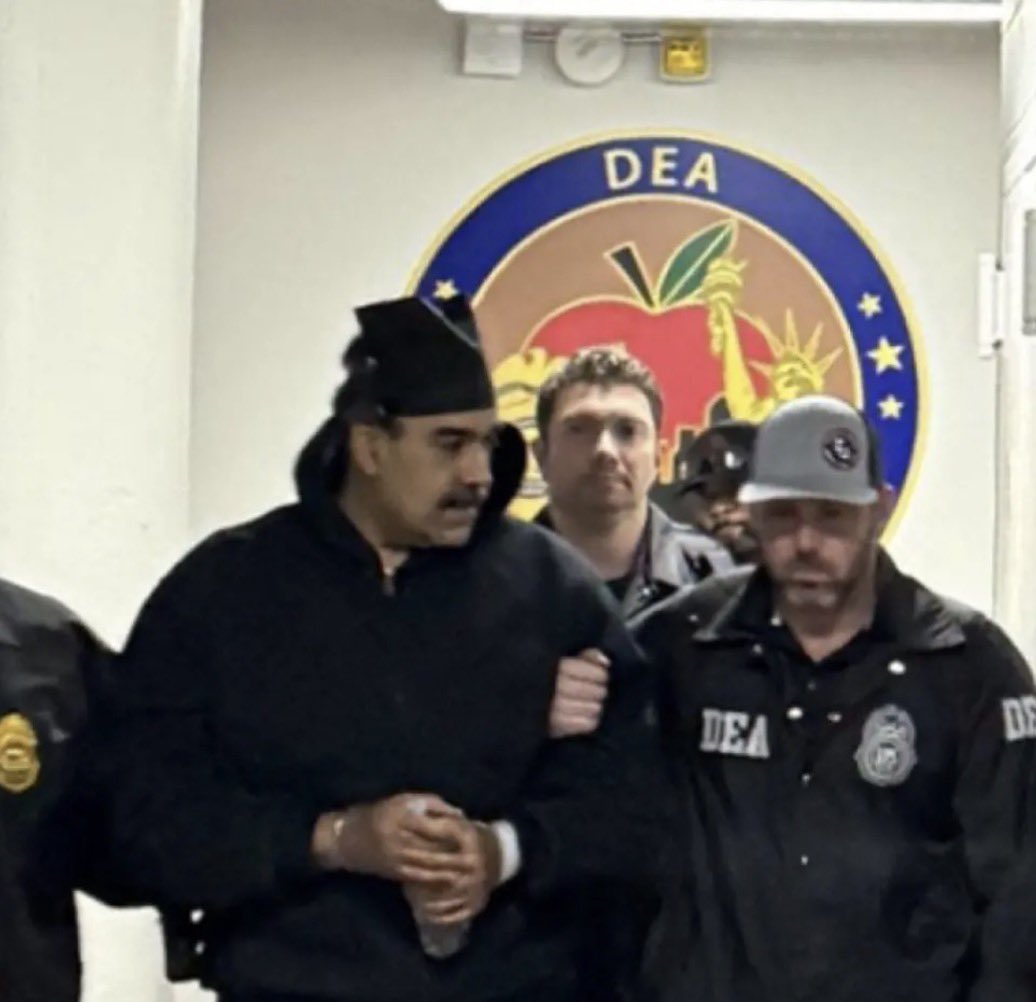 🇺🇸🇻🇪 Nicolás Maduro, en un ataque de pánico y cobardía, CONFIESA sus crímenes y SUPLICA que lo perdonen con la “ley de amnistía” que él mismo inventó para sus secuaces.

¡Pobrecito iluso! Cree que con esa pantomima borrará los cargos en EE.UU. Este dictador no entiende que allá