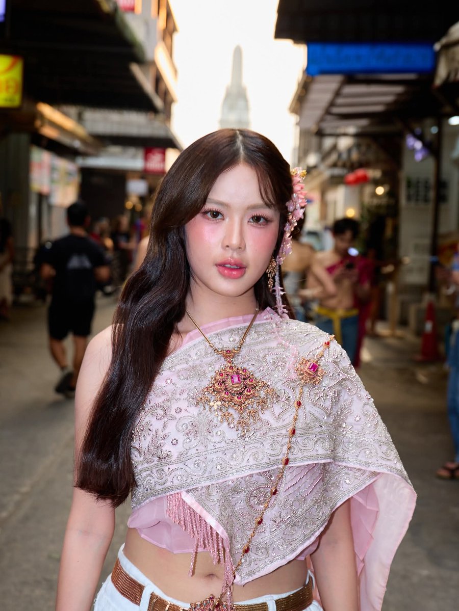 BPartinparis_'s tweet image. —— กรี๊ดดดด!!! ผุสาวมาลงภาพนิ่ง Bangkok cityyy slayyy สวยมากเลยค่ะ ยอมใจนางฟ้าตกสวรรค์มาโปรด ยิ่งวิวตอนกลางคืนกับวัดอรุณคือที่สุด ❕🦋😭

( #MOBYE , #BangkokCity )