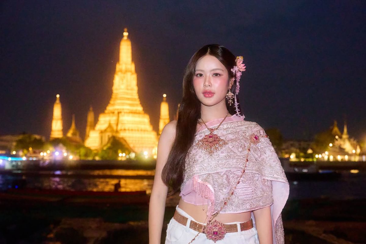 BPartinparis_'s tweet image. —— กรี๊ดดดด!!! ผุสาวมาลงภาพนิ่ง Bangkok cityyy slayyy สวยมากเลยค่ะ ยอมใจนางฟ้าตกสวรรค์มาโปรด ยิ่งวิวตอนกลางคืนกับวัดอรุณคือที่สุด ❕🦋😭

( #MOBYE , #BangkokCity )