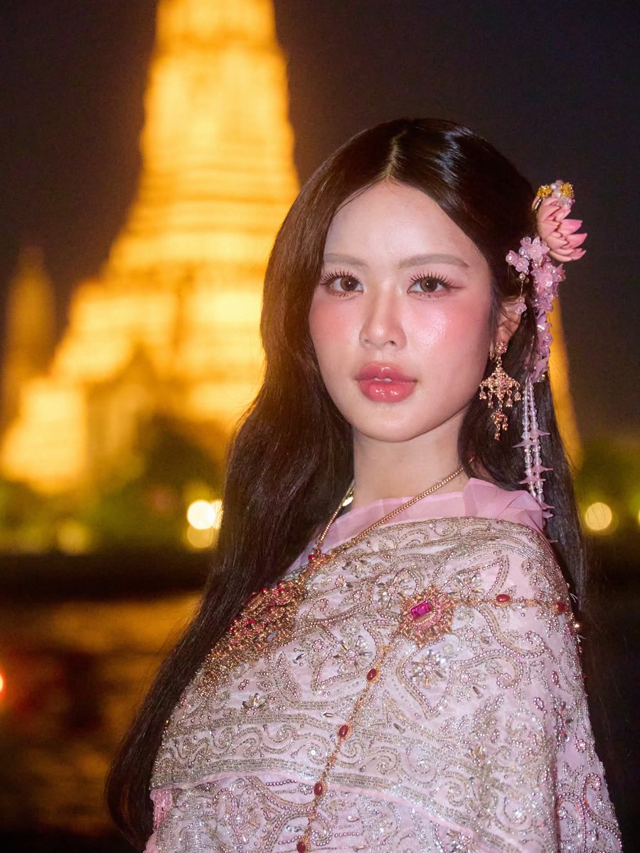 BPartinparis_'s tweet image. —— กรี๊ดดดด!!! ผุสาวมาลงภาพนิ่ง Bangkok cityyy slayyy สวยมากเลยค่ะ ยอมใจนางฟ้าตกสวรรค์มาโปรด ยิ่งวิวตอนกลางคืนกับวัดอรุณคือที่สุด ❕🦋😭

( #MOBYE , #BangkokCity )