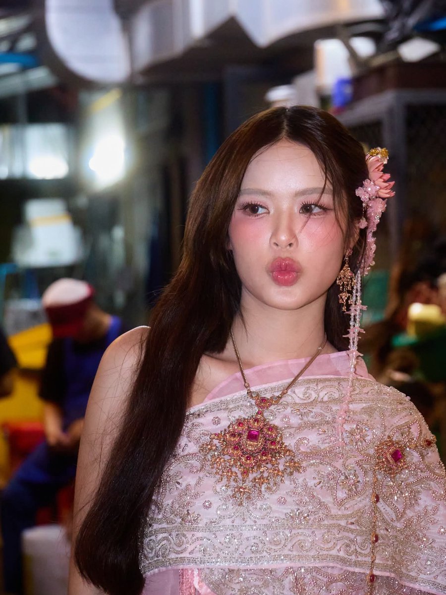 BPartinparis_'s tweet image. —— กรี๊ดดดด!!! ผุสาวมาลงภาพนิ่ง Bangkok cityyy slayyy สวยมากเลยค่ะ ยอมใจนางฟ้าตกสวรรค์มาโปรด ยิ่งวิวตอนกลางคืนกับวัดอรุณคือที่สุด ❕🦋😭

( #MOBYE , #BangkokCity )