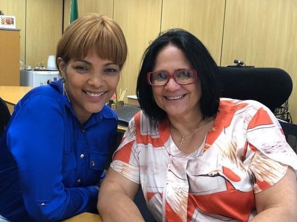 Damares Alves disse que o desfile da Acadêmicos de Niterói foi feito para destruir a família evangélica conservadora. Mas quem realmente destruiu uma família evangélica conservadora foi sua amiga a pastora Flordelis, que matou o marido e que fazia sexo com o filho adotivo.