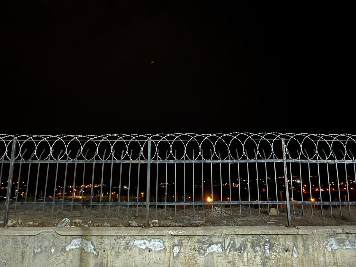 Bugün ünide en kötü hissettiğim günlerden ben de yurdun arkasındaki kimsenin olmadığı yere gelip banka oturup Fikret Kızılok-Ama Babacığım dinliyorum ağlayarak…öyle işte