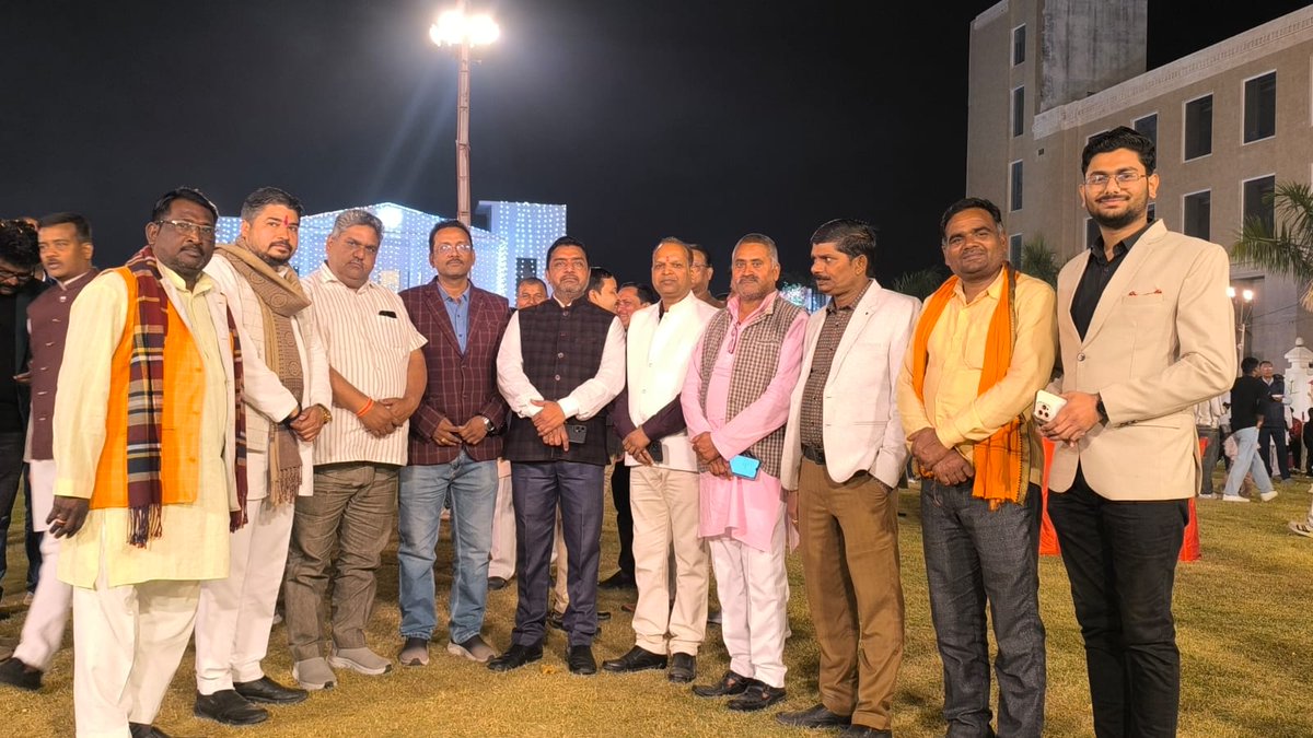 ChakrapaniTrip7's tweet photo. आज अन्नपूर्णा गार्डन में आयोजित पूर्व चेयरमैन #महोबा श्रीमती पुष्पा अनुरागी जी के सुपुत्र के तिलक समारोह में सम्मिलित होकर उन्हें हार्दिक शुभकामनाएं एवं आशीर्वाद प्रदान किया।

#Mahoba #Politics 
#Bundelkhand #UttarPradesh #india @BJP4India @BJP4UP @X https://t.co/HcG74UKyqf