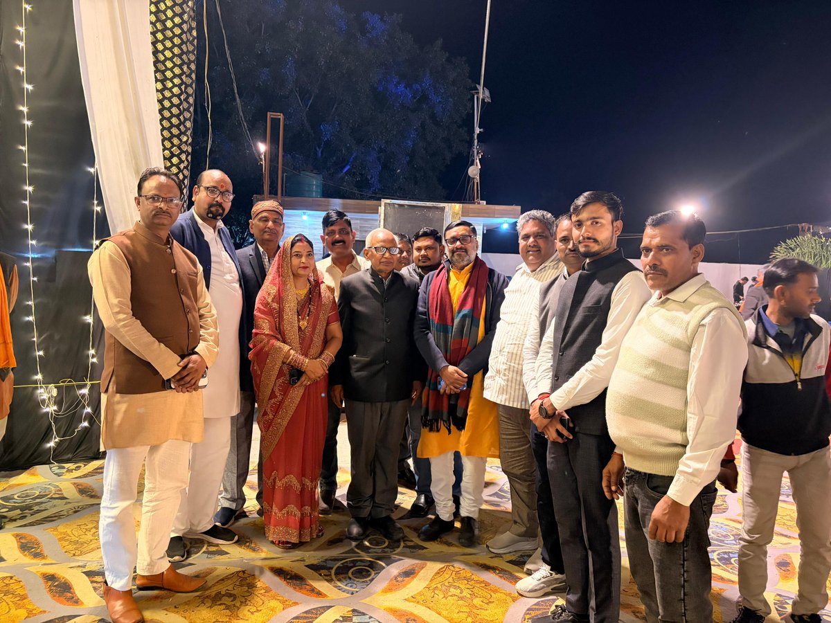 ChakrapaniTrip7's tweet photo. आज अन्नपूर्णा गार्डन में आयोजित पूर्व चेयरमैन #महोबा श्रीमती पुष्पा अनुरागी जी के सुपुत्र के तिलक समारोह में सम्मिलित होकर उन्हें हार्दिक शुभकामनाएं एवं आशीर्वाद प्रदान किया।

#Mahoba #Politics 
#Bundelkhand #UttarPradesh #india @BJP4India @BJP4UP @X https://t.co/HcG74UKyqf