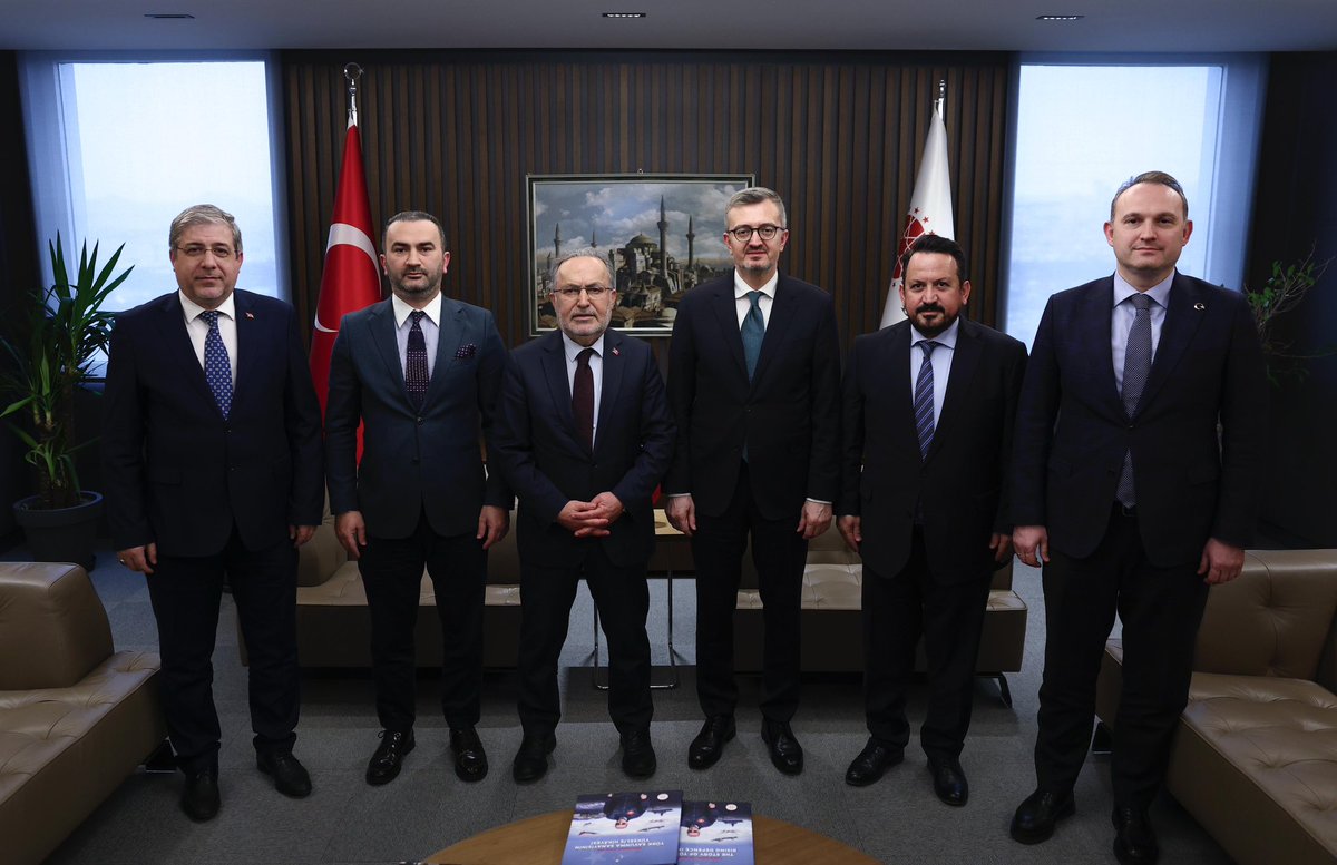 15Temmuz_Der's tweet photo. Başkanımız Sayın İsmail Hakkı Turunç ve beraberindeki heyetimiz ile birlikte;

15 Temmuz Destanının 10. yılı munasebeti ile sene boyunca gerçekleştireceğimiz faaliyetler hakkında fikir alışverişi yapmak üzere T.C. Cumhurbaşkanlığı İletişim Başkanı Sayın Burhanettin Duran'ı makamlarında ziyaret ettik.

Nazik misafirperverlikleri ve kabulleri sebebiyle şükranlarımızı sunuyoruz.

@burhanduran 
@iletisim