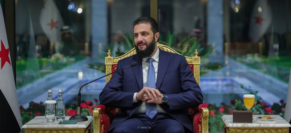 #الرئيس_أحمد_الشرع يلتقي نخبة من الشعراء والأدباء المشاركين في معرض دمشق الدولي للكتاب، بحضور وزير الثقافة ونائبه. جرى الحديث عن دور الثقافة في تعزيز الروابط العربية وأهمية الكتاب في نشر المعرفة. الرئيس الشرع أشاد بـ نجاح المعرض وجهود تنظيمه.
#معرض_دمشق_الدولي
#سوريا