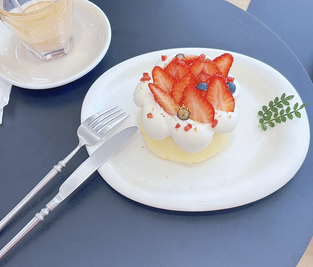iao90139's tweet photo. BUTTER DAY  奶油日🧈
豪好吃的草莓戚風蛋糕🍰🤤 https://t.co/swHvcumIHi