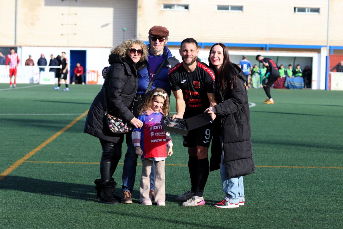 siempre con honestidad, entrega, buen fútbol y muchos goles.

Gracias un año más a la PEÑA MITICOS por dignificar con orgullo nuestro fútbol. Sois grandes!

<a href="/PMiticos/">Peña Míticos</a>