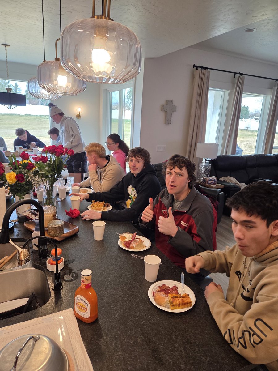 CamLong8's tweet image. One of my traditions.  Breakfast  with my families after a morning practice.   Team is playing well.  Little more work to do to get where we want to be.##WARTROJANS#FAMILY