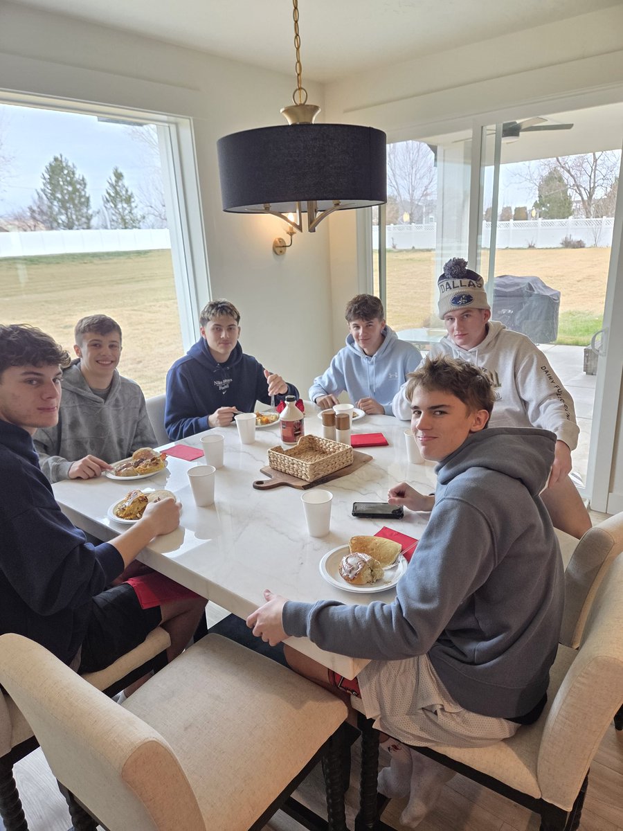 CamLong8's tweet image. One of my traditions.  Breakfast  with my families after a morning practice.   Team is playing well.  Little more work to do to get where we want to be.##WARTROJANS#FAMILY