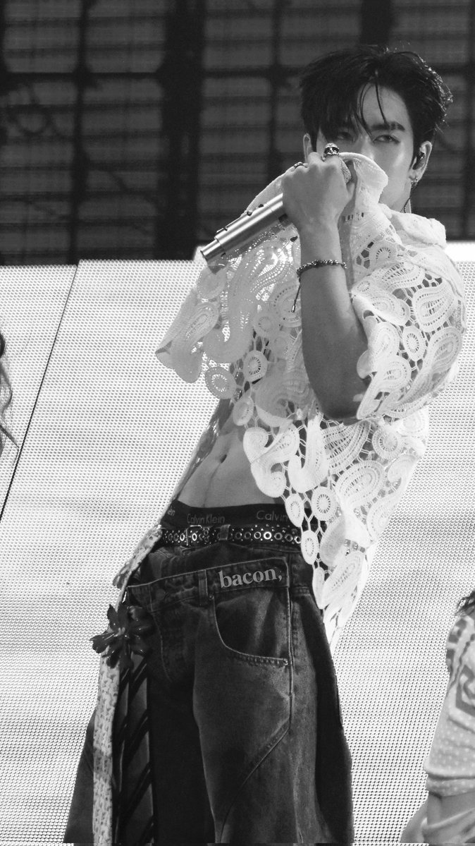 Black and White 🤍

#RISERCONCERTD2 
#Santapp