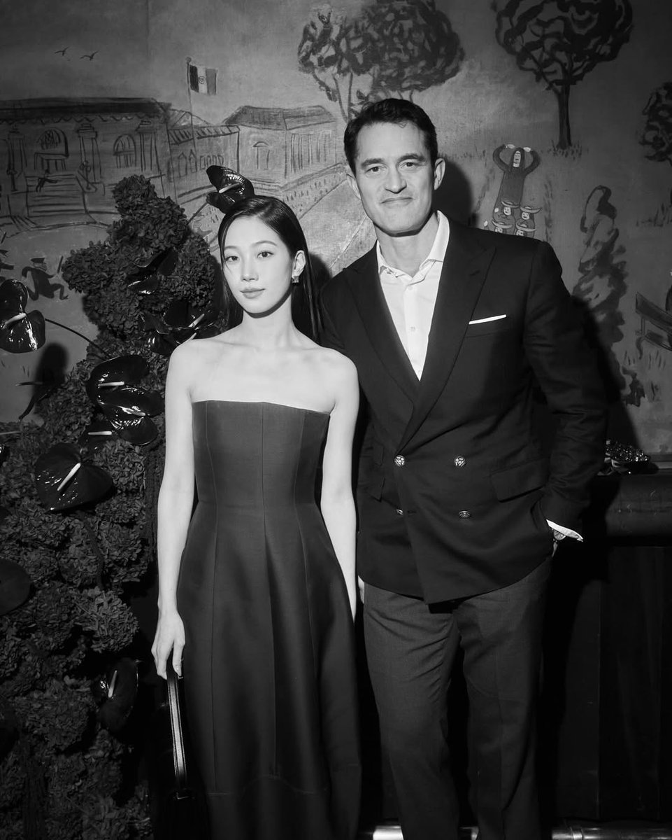 gf_eastern0116's tweet photo. 260217 @mytheresa_com Instagram update with Kazuha
For timeless New York glamour, there’s nowhere quite like @zuhazana and more joined #Mytheresa and @khaite for an intimate #NYFW celebration.
https://t.co/uAbcXylDQF
#LE_SSERAFIM #르세라핌
#카즈하 #カズハ #KAZUHA https://t.co/SuLbI9dsR0