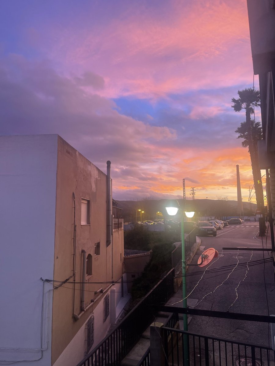 Tessa_85_'s tweet photo. The sunset in my city today looks beautiful πππ
#BeautifulSunset π https://t.co/ySbDsLfAkm