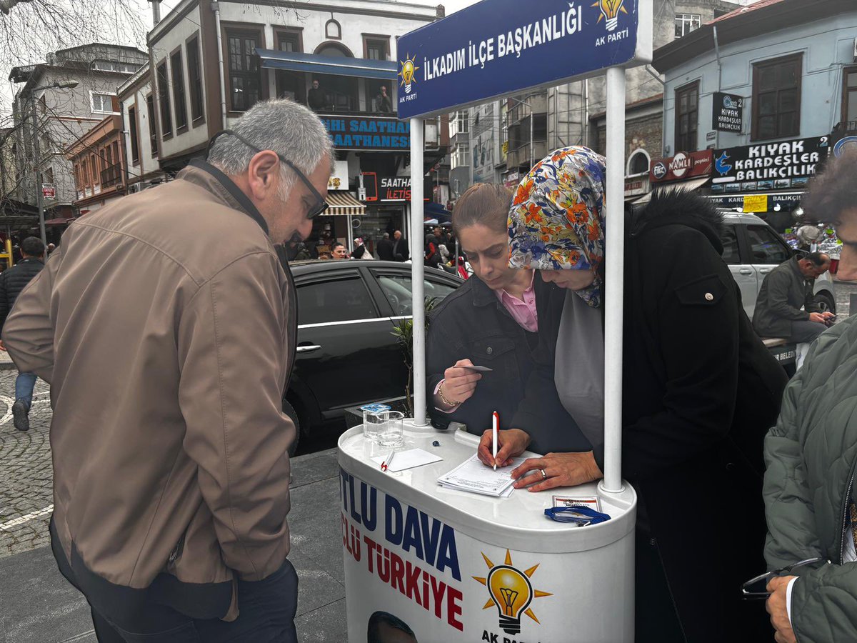 💡 Bu Senin Hikayen 🤝

📍 İlkadım / Saathane Meydanı

Saathane Meydanı’nda, İlçe Yönetim Kurulu Üyemiz Mehmet Zahit Değirmenci koordinasyonunda kurduğumuz üye standımızda; İlçe Kadın Kolları Başkanımız Sevgi Çakır, İlçe Yönetim Kurulu Üyelerimiz, Kadın Kolları Yönetim Kurulu