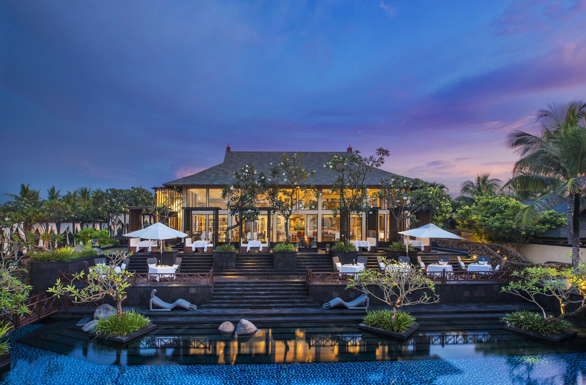 luxurylifestyle's tweet image. Elevated Beachfront Dining At Kayuputi Restaurant luxurylifestyle.com/headlines/elev… #restaurant #gourmet #chef #hospitality