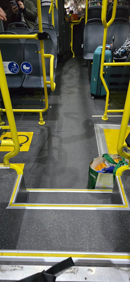 Entre que as rúas están desfeitas e os "busitos" teñen amortecedores, as marchas e os freos de xoguete, unha viaxe no 6 pode ser unha tortura ou tómalo con filosofía e pensas que as atraccións de feira son moito máis caras.