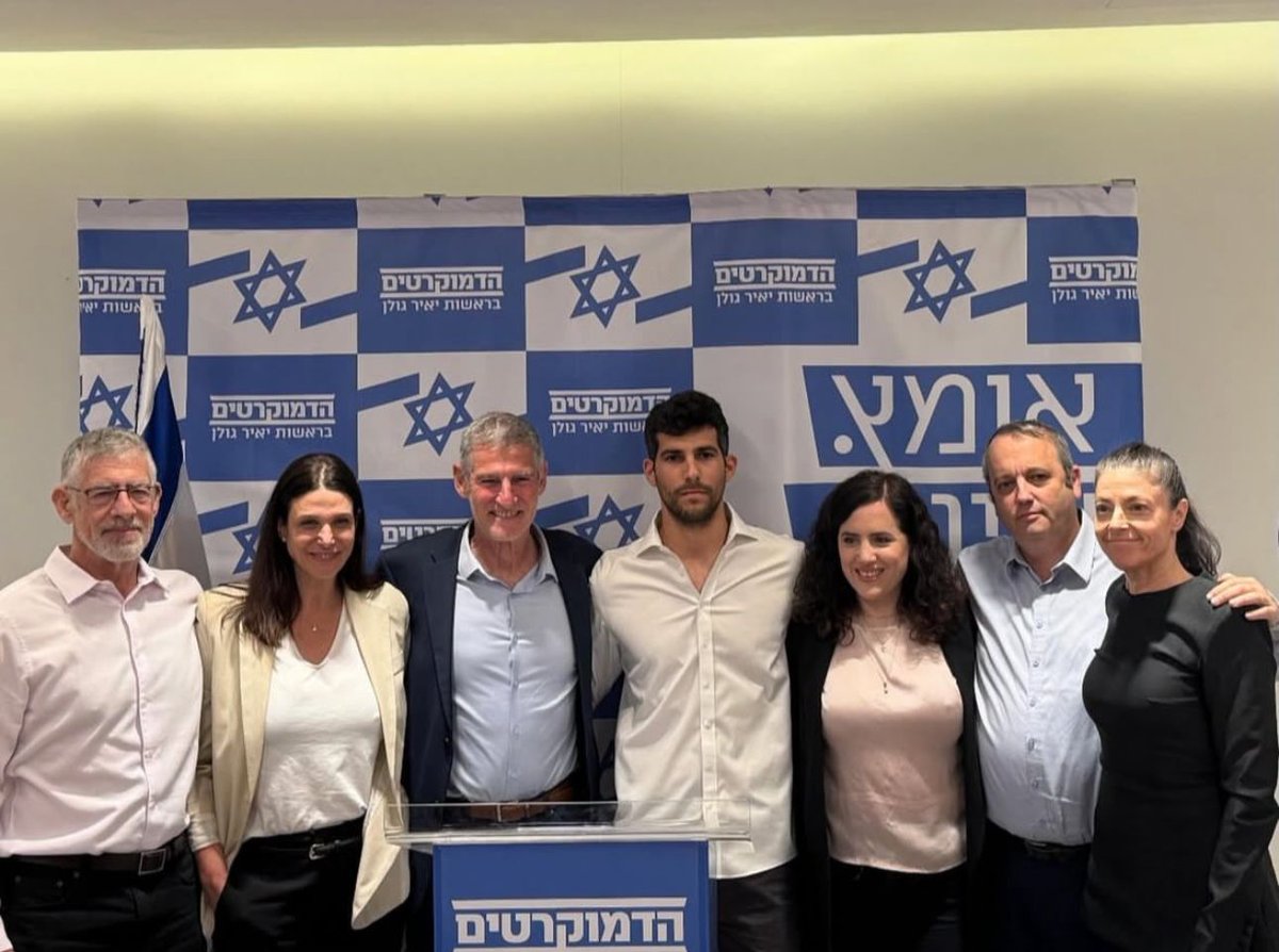 omrironen24's tweet photo. אני מתרגש להודיע על הצטרפותי למפלגת הד��וקרטים. אחרי שלוש שנים של מלחמה על מדינת ישראל - בשדה הקרב, בהפגנות ברחובות, בבתי המשפט מול נבחרי ציבור ששכחו עבור מי הם אמורים לעבוד, בבניה ושיקום של העוטף, אני מאמין שהקרב הגדול והחשוב הבא הוא בבניית הנהגה ציבורית שתהיה טובה לישראל. בחרתי להצטרף למפלגת הדמוקרטים מתוך תחושת שליחות עמוקה למדינת ישראל ולאנשיה. אני נחוש להחזיר את האמון בנבחרי הציבור ולהיות חלק מבנייה של הנהגה חזקה, נקיית כפיים ואמיצה, שאוהבת ודואגת לאזרחיה. מילה אחרונה ליאיר ראש המפלגה. אני מאמין בך, היית שם כשהיה צריך אותך, בשעה הקשה ביותר שידענו. הישראליות שלך, היהדות שלך היא של מעשים ודוגמה אישית. אף אחד לא יכול לקחת לך את זה. אין ראוי ממך להוביל את ישראל קדימה כדי שנוכל להיות מגדל אור של צדק, אמת ועוצמה אנושית. יחד נבנה מחדש. חברת מופת ומדינה משגשגת.