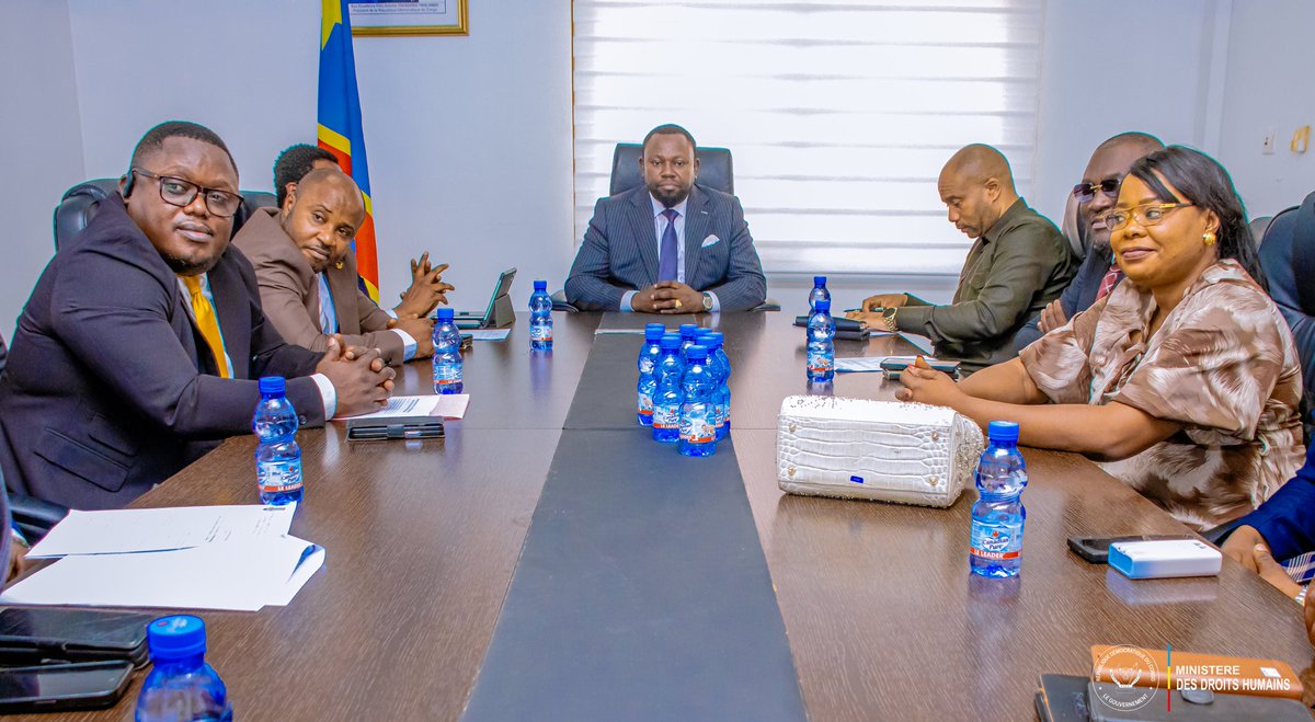 droitshumainscd's tweet photo. Ce lundi 16 février, Son Excellence Samuel MBEMBA KABUYA s'est entretenu avec les Députés provinciaux de la ville de Kinshasa au sujet du respect des droits de la population de Pakadjuma déguerpie récemment.
Avec une oreille attentive, Me Samuel MBEMBA KABUYA a suivi la requête de ces élus provinciaux, se préoccupant des conditions du site où ces populations sont placées, notamment le manque des établissements scolaires pour la poursuite des études pour les enfants en âge de scolarité, la desserte en eau et le manque des structures sanitaires pour les soins de santé.

En réaction, Son Excellence Samuel MBEMBA KABUYA a rappelé à ses hôtes la réunion qu'il avait eue la semaine passée avec le collectif des députés nationaux de la circonscription de Funa, qui, par la suite, a été élargie au Vice-Premier Ministre, Ministre de l’Intérieur, ainsi qu’au Ministre d’État, Ministre des Affaires sociales et humanitaires. Il a renchéri que, comme promis, la question a été soulevée lors de la dernière réunion du Conseil des Ministres et qu’à cette occasion, le Président de la République, Son Excellence Félix TSHISEKEDI, qui suit le dossier de près, a donné les orientations pour une meilleure prise en charge de ces compatriotes.