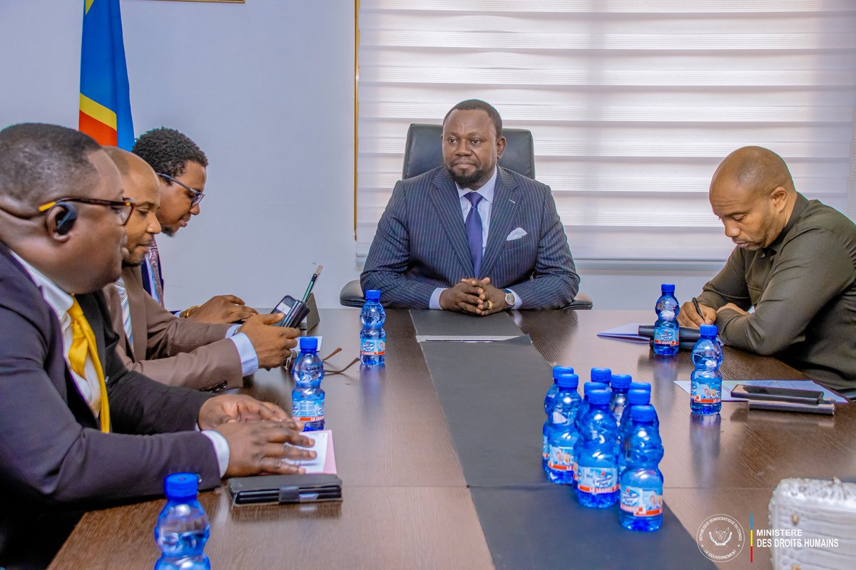 droitshumainscd's tweet photo. Ce lundi 16 février, Son Excellence Samuel MBEMBA KABUYA s'est entretenu avec les Députés provinciaux de la ville de Kinshasa au sujet du respect des droits de la population de Pakadjuma déguerpie récemment.
Avec une oreille attentive, Me Samuel MBEMBA KABUYA a suivi la requête de ces élus provinciaux, se préoccupant des conditions du site où ces populations sont placées, notamment le manque des établissements scolaires pour la poursuite des études pour les enfants en âge de scolarité, la desserte en eau et le manque des structures sanitaires pour les soins de santé.

En réaction, Son Excellence Samuel MBEMBA KABUYA a rappelé à ses hôtes la réunion qu'il avait eue la semaine passée avec le collectif des députés nationaux de la circonscription de Funa, qui, par la suite, a été élargie au Vice-Premier Ministre, Ministre de l’Intérieur, ainsi qu’au Ministre d’État, Ministre des Affaires sociales et humanitaires. Il a renchéri que, comme promis, la question a été soulevée lors de la dernière réunion du Conseil des Ministres et qu’à cette occasion, le Président de la République, Son Excellence Félix TSHISEKEDI, qui suit le dossier de près, a donné les orientations pour une meilleure prise en charge de ces compatriotes.