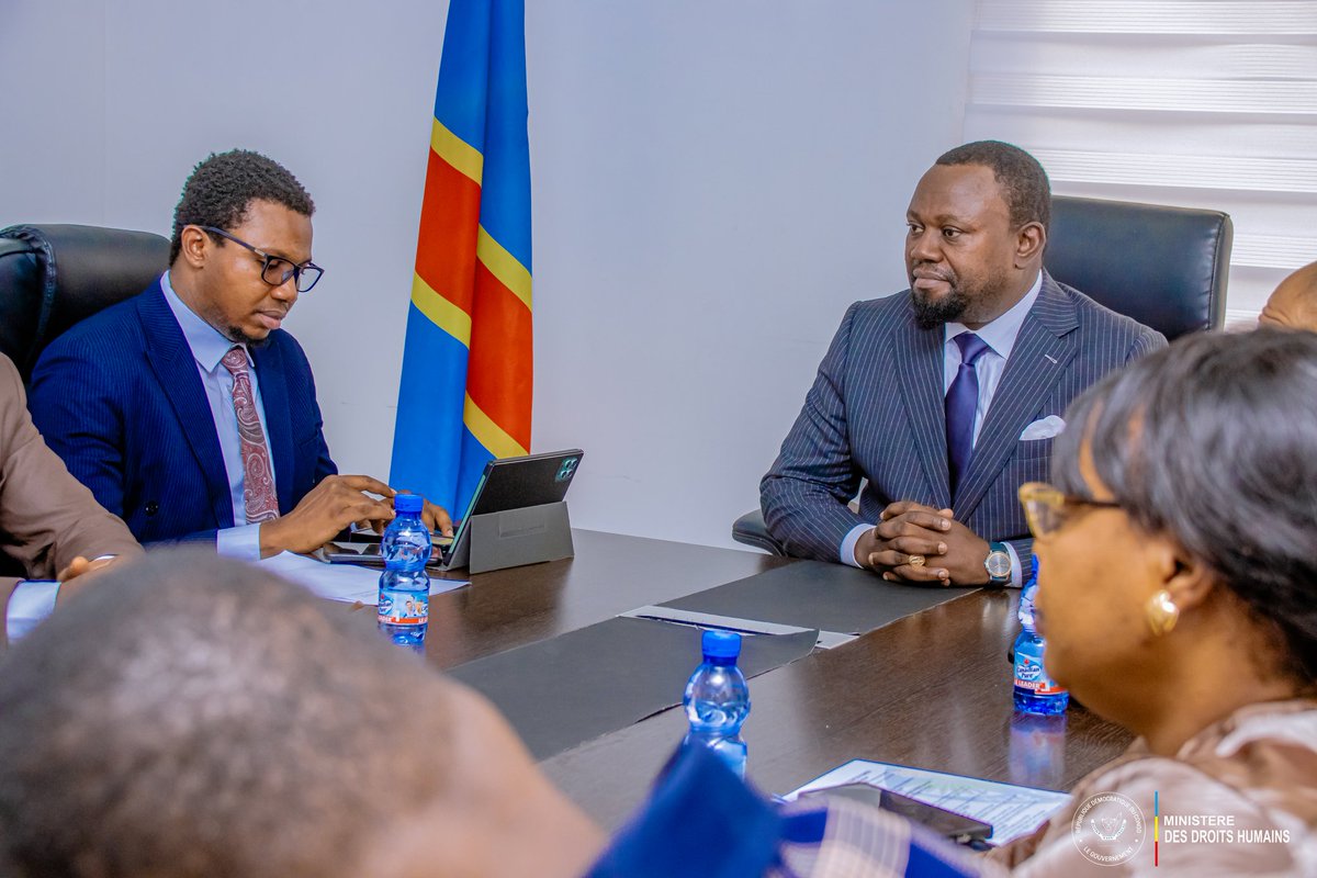 droitshumainscd's tweet photo. Ce lundi 16 février, Son Excellence Samuel MBEMBA KABUYA s'est entretenu avec les Députés provinciaux de la ville de Kinshasa au sujet du respect des droits de la population de Pakadjuma déguerpie récemment.
Avec une oreille attentive, Me Samuel MBEMBA KABUYA a suivi la requête de ces élus provinciaux, se préoccupant des conditions du site où ces populations sont placées, notamment le manque des établissements scolaires pour la poursuite des études pour les enfants en âge de scolarité, la desserte en eau et le manque des structures sanitaires pour les soins de santé.

En réaction, Son Excellence Samuel MBEMBA KABUYA a rappelé à ses hôtes la réunion qu'il avait eue la semaine passée avec le collectif des députés nationaux de la circonscription de Funa, qui, par la suite, a été élargie au Vice-Premier Ministre, Ministre de l’Intérieur, ainsi qu’au Ministre d’État, Ministre des Affaires sociales et humanitaires. Il a renchéri que, comme promis, la question a été soulevée lors de la dernière réunion du Conseil des Ministres et qu’à cette occasion, le Président de la République, Son Excellence Félix TSHISEKEDI, qui suit le dossier de près, a donné les orientations pour une meilleure prise en charge de ces compatriotes.