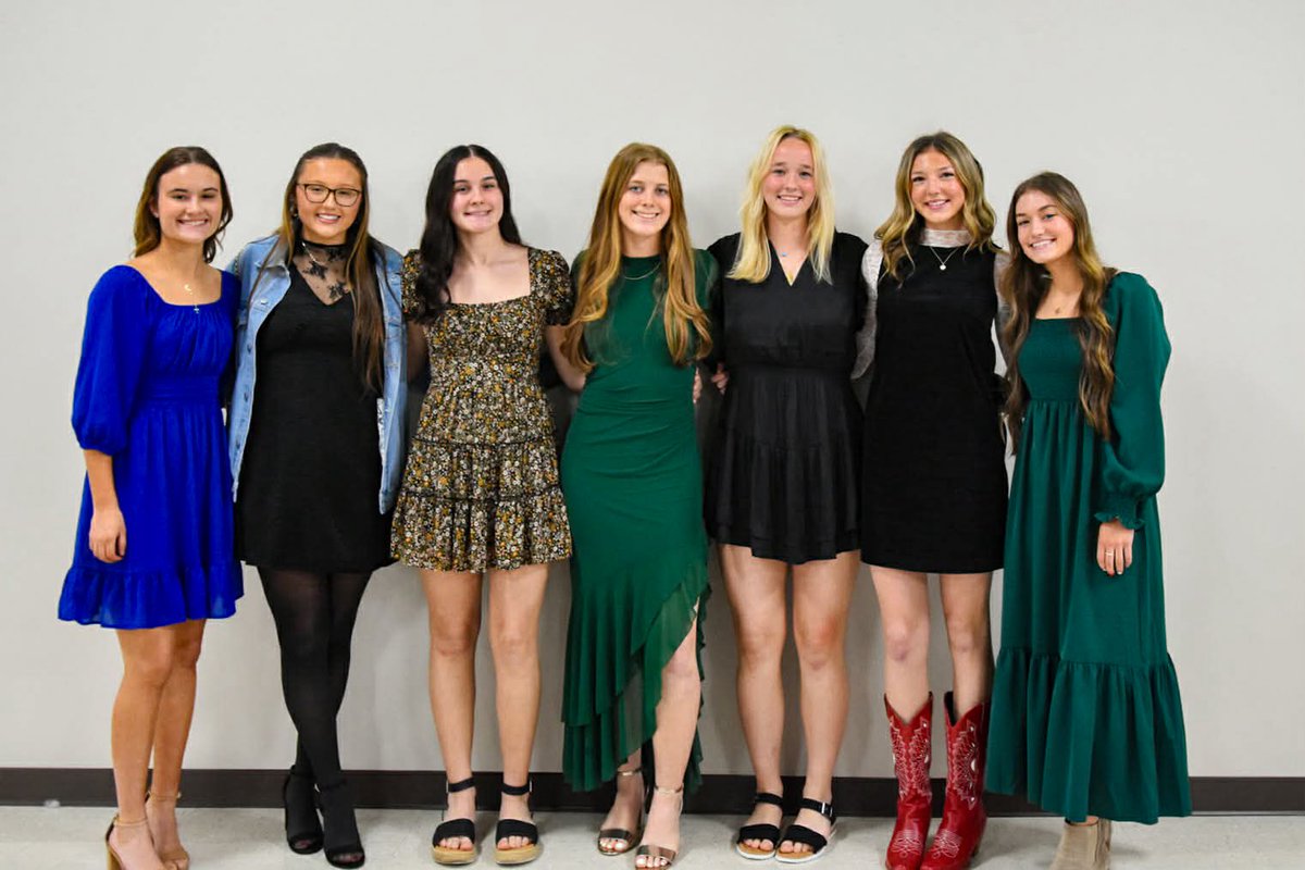 MaddyM_2028's tweet photo. Thank you so much @HotStoveDinner for awarding me 2028 Rising Star of the Year.  
@SCHSfastpitch  is less than 5 days away from kicking off our season! So lucky to be doing what I love with these ladies by my side. 🫶

@SCSportsReport @ArmorEliteFox @ArmorEliteFP @MaxPreps @HighSchoolOT @EvanMoestaHSOT @JasonKoon035 @tha_show12 @MYount2027 @McartneyH @BellaSmith2027 @HollandWeisner @MalloryW2027 @scan1ansports @ExtraInningSB @LineDsoftball @SBRRetweets @CoastRecruits @TopPreps @GoMVB